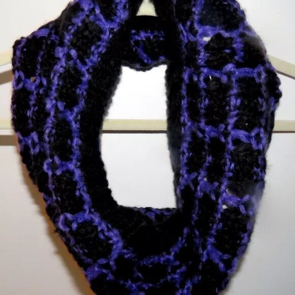 New NWT Shiraleah Chicago Infinity Scarf - "Hand Look Knit" - One Size Fits Most - Picture 2 of 15